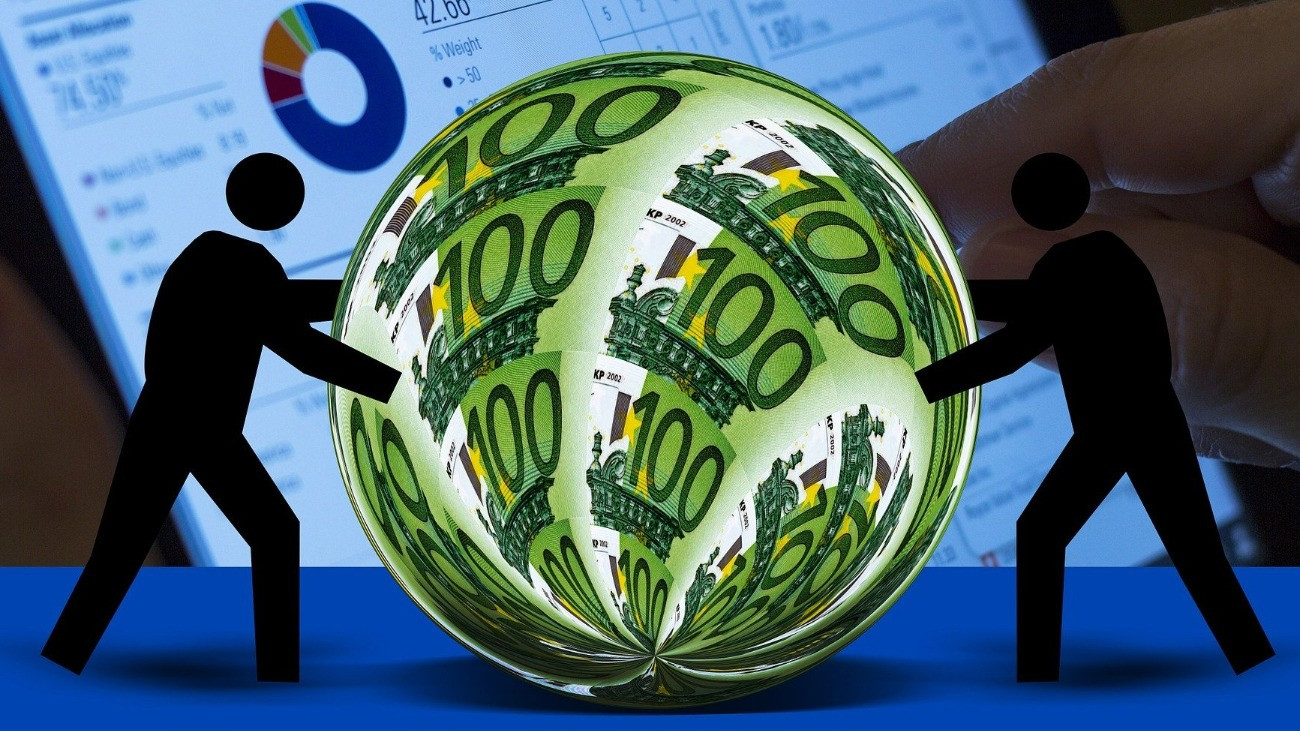 Két pálcikaember labdázik egy gömbbel, amely úgy néz ki, mintha különböző méretű 100 eurós bankjegyek borítanák.