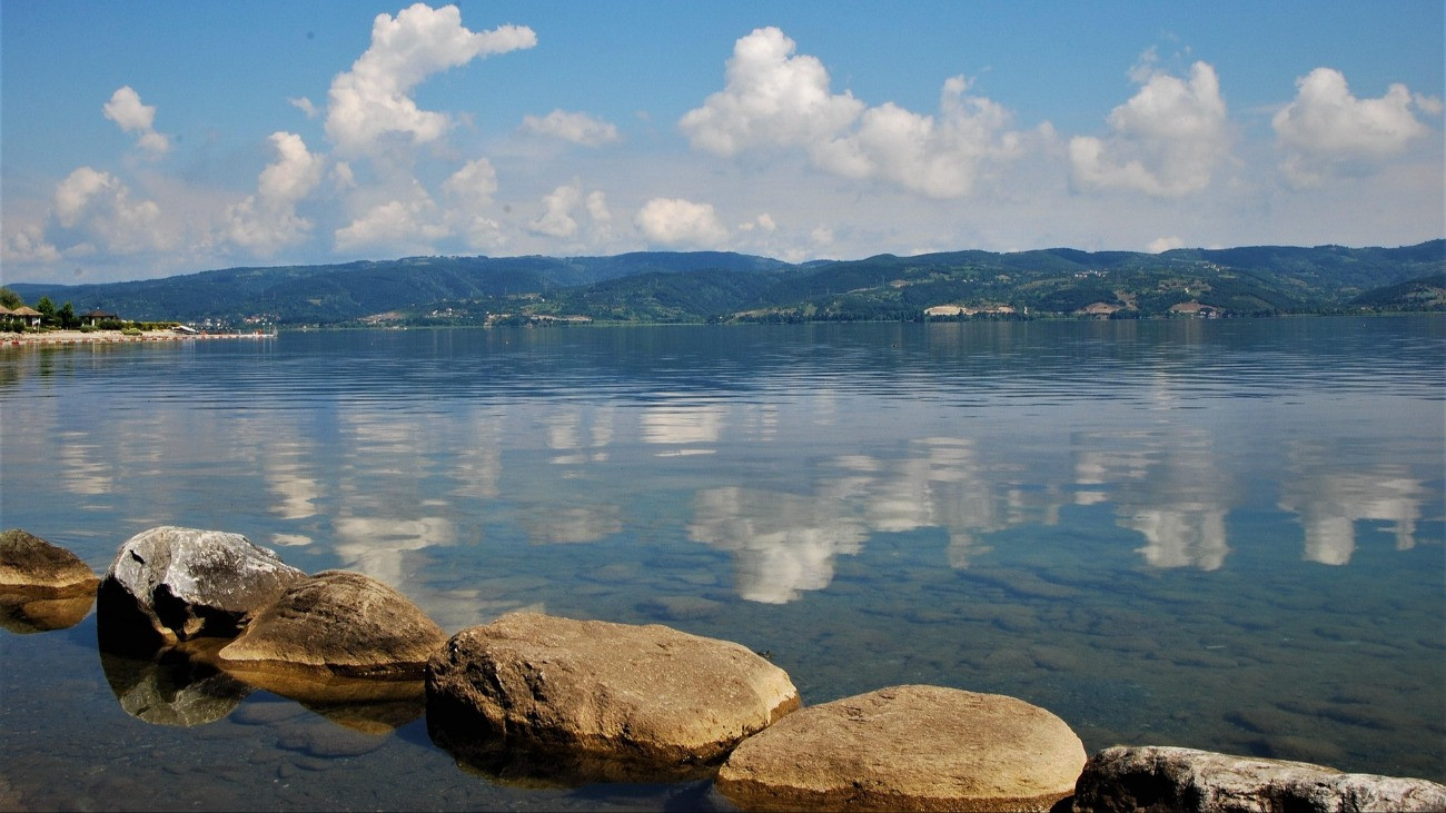 A törökországi Sapanca-tó víztükre.