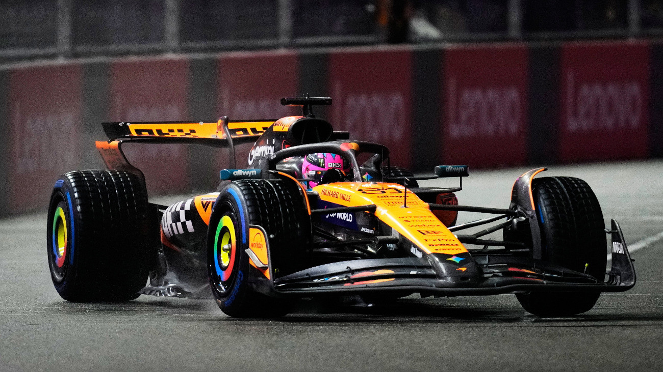 Oscar Piastri, a McLaren ausztrál versenyzõje a Forma-1-es autós gyosasági világbajnokság Las Vegas-i Nagydíjának idõmérõ edzésén a Las Vegas-i utcai versenypályán 2025. november 21-én.