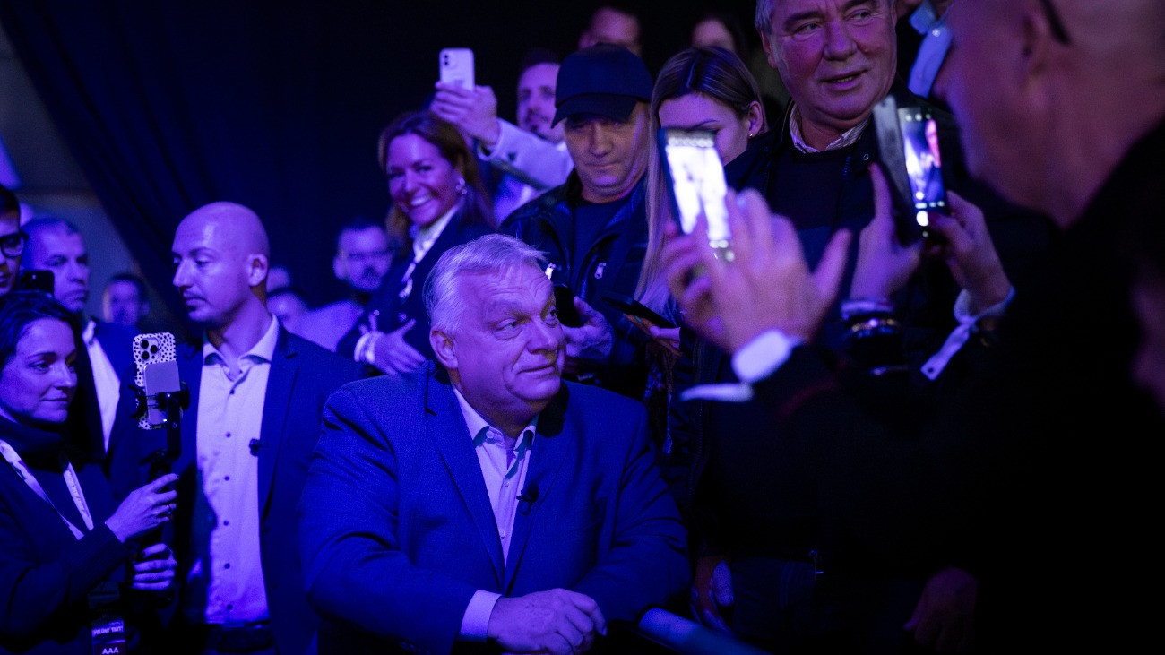 A Miniszterelnöki Kommunikációs Fõosztály által közreadott képen Orbán Viktor miniszterelnök a digitális polgári körök által szervezett háborúellenes gyûlésen Nyíregyházán 2025. november 29-én.