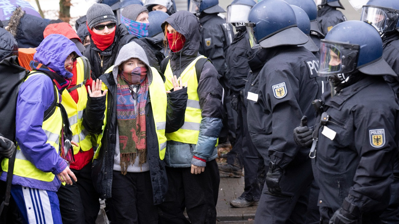 29 November 2025, Hesse, Gießen: Police officers block access for demonstrators near the assembly hall. Several thousand demonstrators protested against the founding of a new AfD youth organization on Saturday. Its predecessor, Junge Alternative, which had been classified as right-wing extremist, had dissolved itself. Photo: Boris Roessler/dpa (Photo by Boris Roessler/picture alliance via Getty Images)