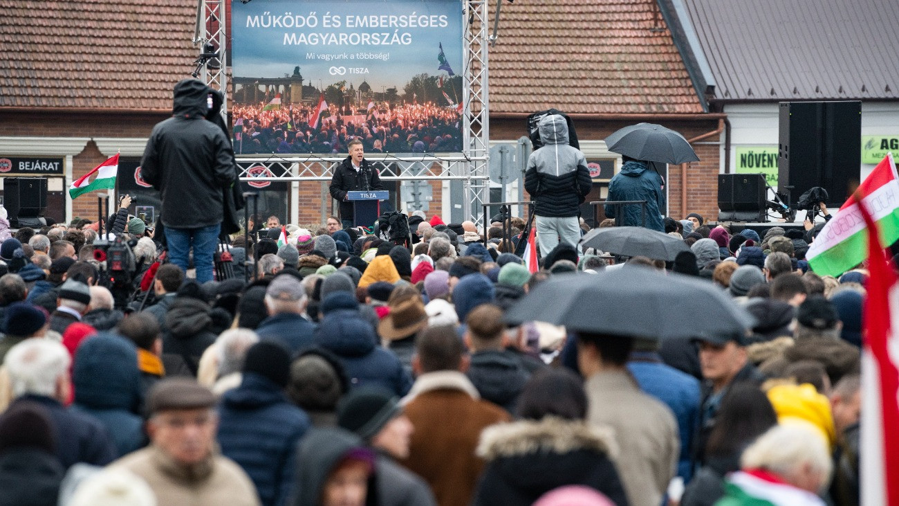 Magyar Péter, a Tisza Párt elnöke beszédet mond a párt országjárásának nyíregyházi állomásán a Búza téren 2025. november 29-én.