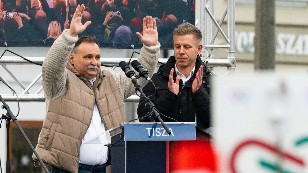 Gajdos László, Szabolcs-Szatmár-Bereg vármegye 1-es számú választókerületének tiszás országgyûlési képviselõjelöltje, a Nyíregyházi Állatpark igazgatója (b) beszédet mond a Tisza Párt országjárásának nyíregyházi állomásán a Búza téren 2025. november 29-én. Mellette Magyar Péter, a párt elnöke.