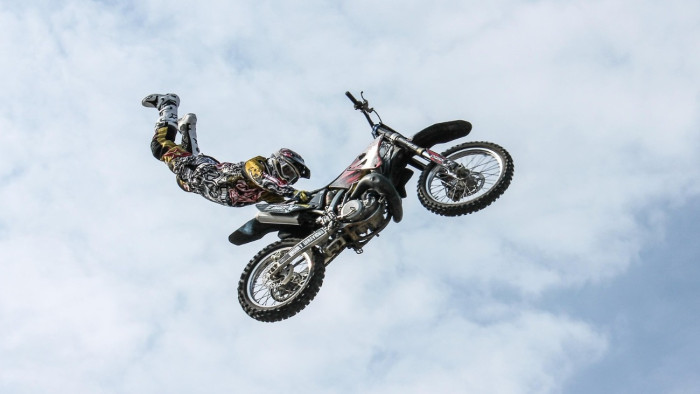 Brutál rendőrvideó: halmozottan szabálytalan motorosok buktak le a Bakonyban