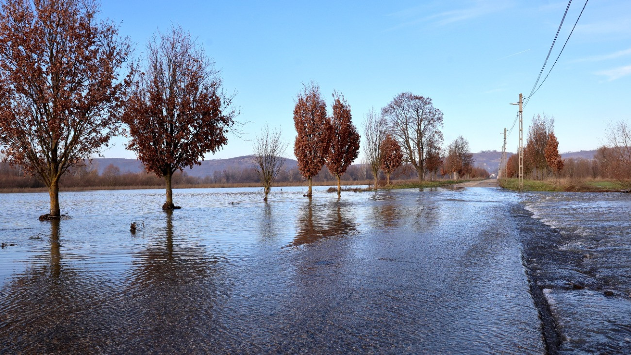 Vízátfolyás a Sajó folyó áradása miatt a Sajóivánka és Sajókaza közötti lezárt úton, Sajóivánka határában 2025. november 28-án.