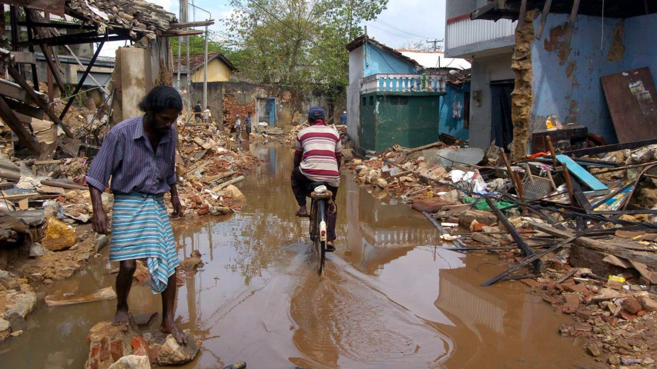 Kombókép az Indiai-óceán partvidékén pusztító szökõár hordalékáról a Srí Lanka-i Gallében 2004. december 26-án (felsõ kép) és ugyanarról a helyszínrõl a szökõár 20. évfordulóján, 2024. december 8-án. Az indonéziai Aceh tartományban 170 ezer, az Indiai-óceán partvidékén összesen legalább 230 ezer ember vesztette életét 2004. december 26-án, amikor a Richter-skála szerinti 9-es erõsségû tenger alatti földrengés következtében hatalmas szökõár zúdult Dél- és Délkelet-Ázsia, továbbá Kelet-Afrika partvidékére.MTI/DPA/EPA/Peter Endig/Chamila Karunarathne
