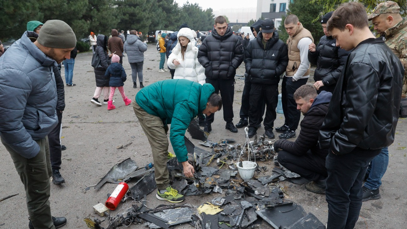 Orosz drón maradványai mellett szakértõk és járókelõk Kijevben egy éjszakai orosz légitámadás után, 2025. november 29-én. Ukrán források szerint legalább két ember életét vesztette, több tucatnyian megsebesültek.