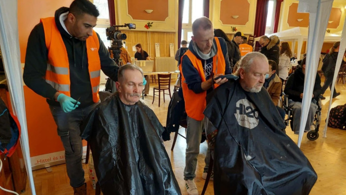 Hajvágás volt az ajándék