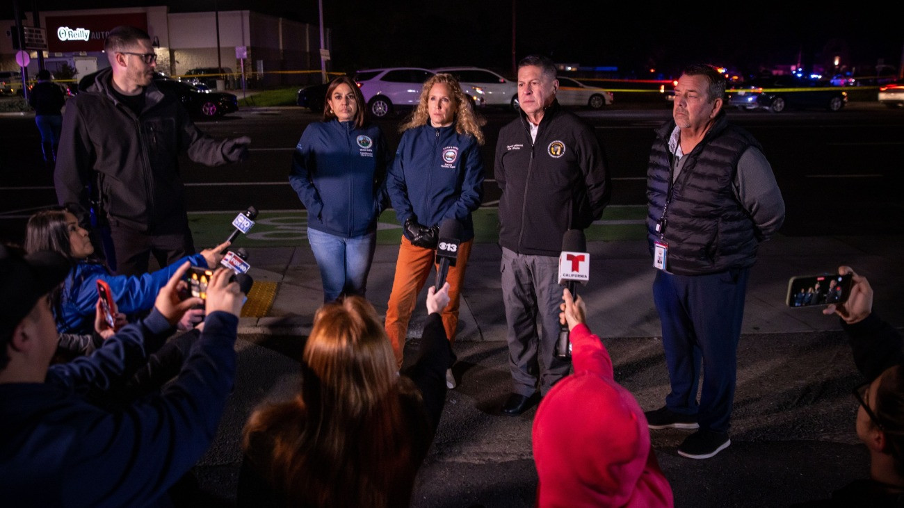 Christina Fugazi polgármester (j3) más hivatalos személyek társaságában nyilatkozik a kaliforniai Stocktonban 2025. november 29-én, miután lövöldözés volt egy családi összejövetelen, és négy személy  köztük gyermek és felnõtt  életét vesztette, tíz pedig megsebesült. A tettest még keresik.