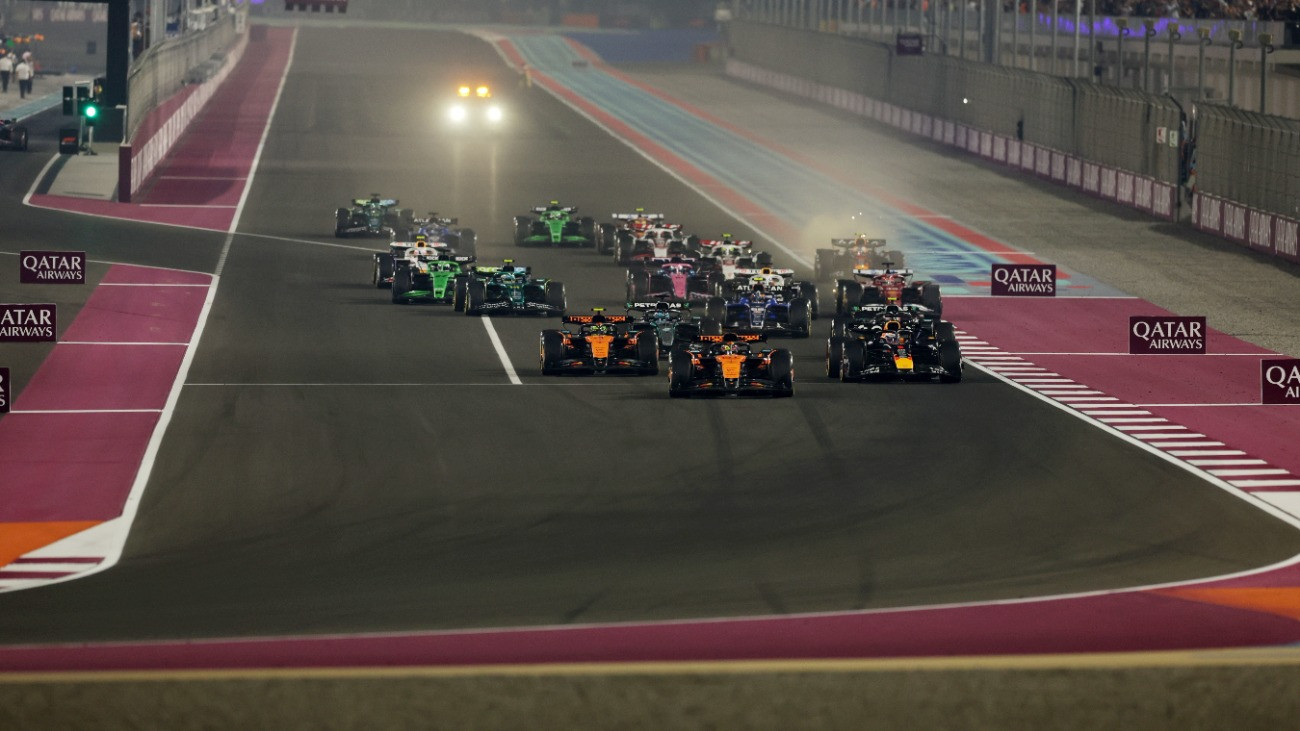 Oscar Piastri, a McLaren ausztrál versenyzõje vezeti a mezõnyt brit csapattársa, Lando Norris (b) és Max Verstappen, a Red Bull címvédõje (j) elõtt a Forma-1-es autós gyorsasági világbajnokság Katari Nagydíjának rajtja után a loszaili pályán 2025. november 28-án.