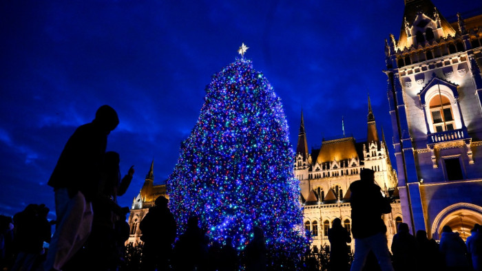 Fényárban úszik az Ország Karácsonyfája a parlamentnél