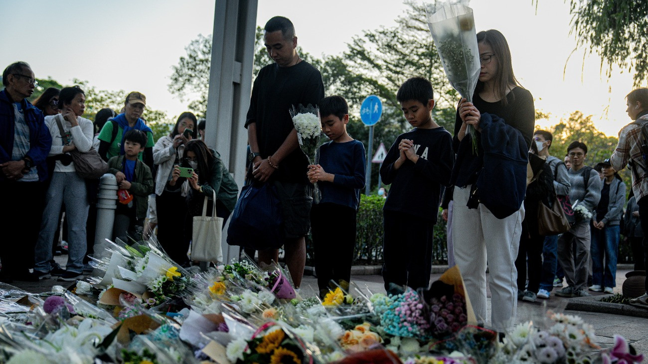 Hongkong, 2025. november 29.Az áldozatok előtt róják le kegyeletüket emberek Hongkong Tai Po kerületében 2025. november 29-én, miután megkezdődött a háromnapos gyász, mert három nappal korábban tűz ütött ki egy lakótömbben. Legalább 128 ember életét vesztette, mintegy 200-nak a sorsa egyelőre ismeretlen.