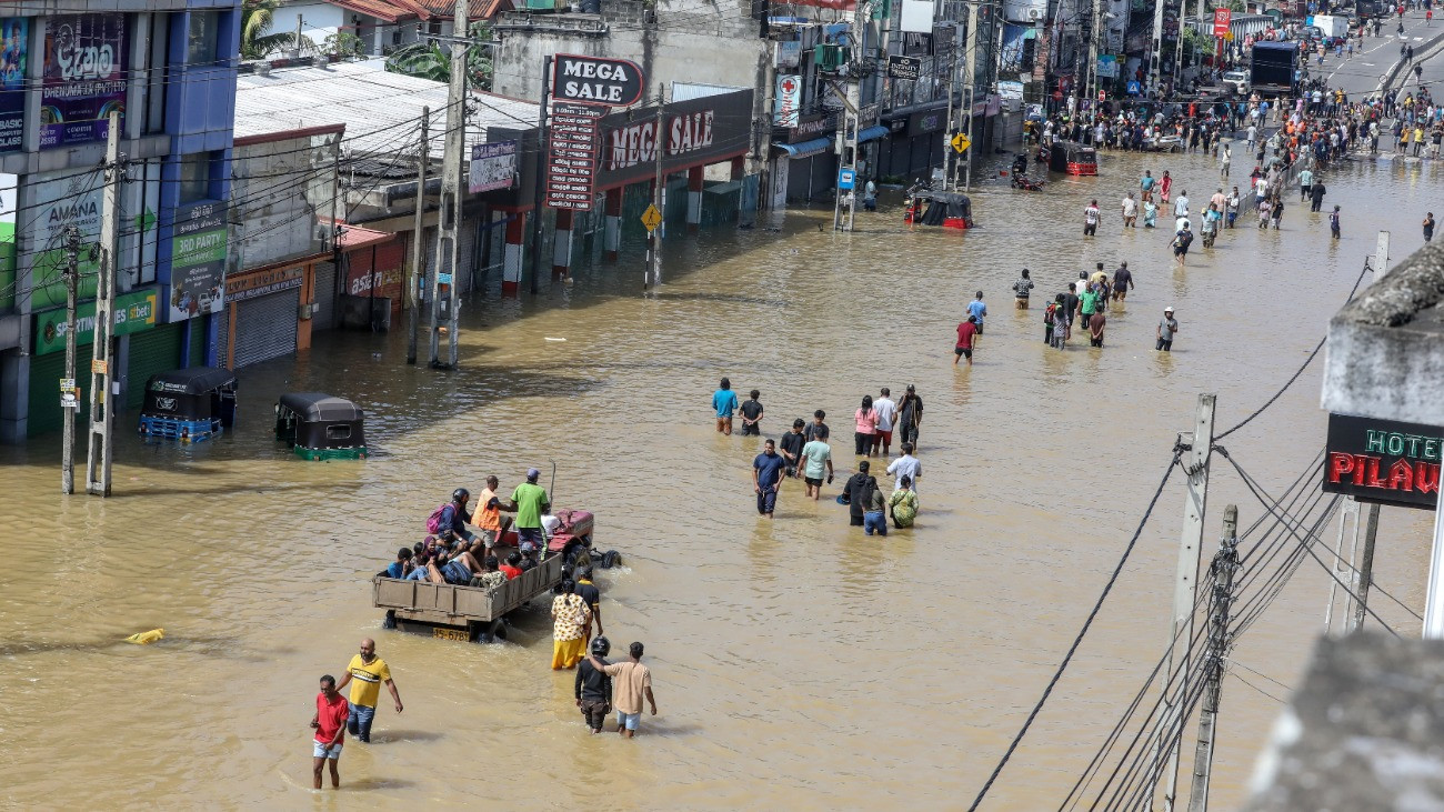 Árvíz a Srí Lanka-i fõváros, Colombo egyik elõvárosában 2025. november 30-án. A Ditwah ciklon elõidézte árvizek és földcsuszamlások következtében legalább 159 ember életét vesztette, 203 eltûnt.