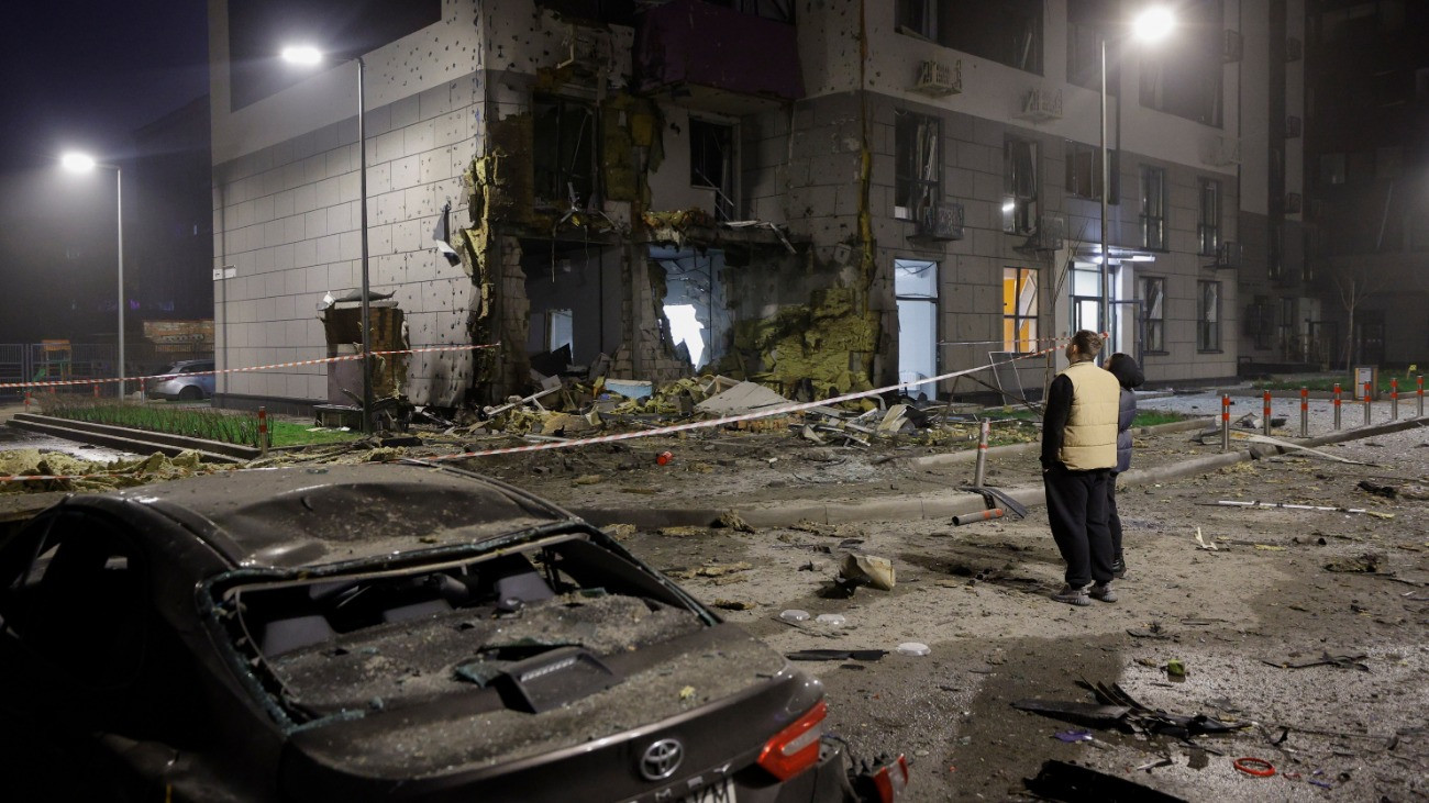 Megrongált kijevi lakóház és autó egy éjszakai orosz légitámadás után, 2025. november 29-én. Ukrán források szerint legalább két ember életét vesztette, több tucatnyian megsebesültek.