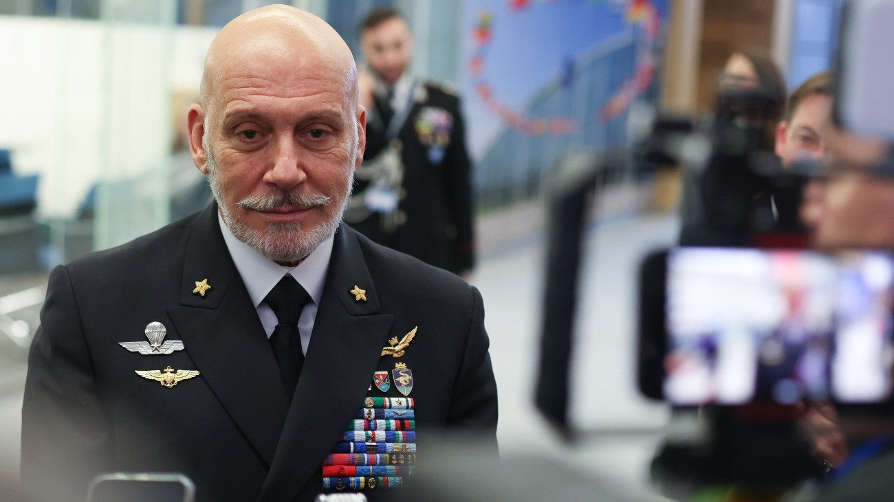 Giuseppe Cavo Dragone olasz tengernagy, a NATO katonai bizottságának elnöke a NATO védelmi miniszteri találkozóján Brüsszelben 2025. február 12-én.