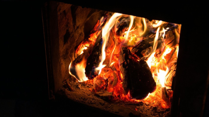 A szakértő figyelmeztet: tilos ezzel fűteni, komoly károkat is okozhat