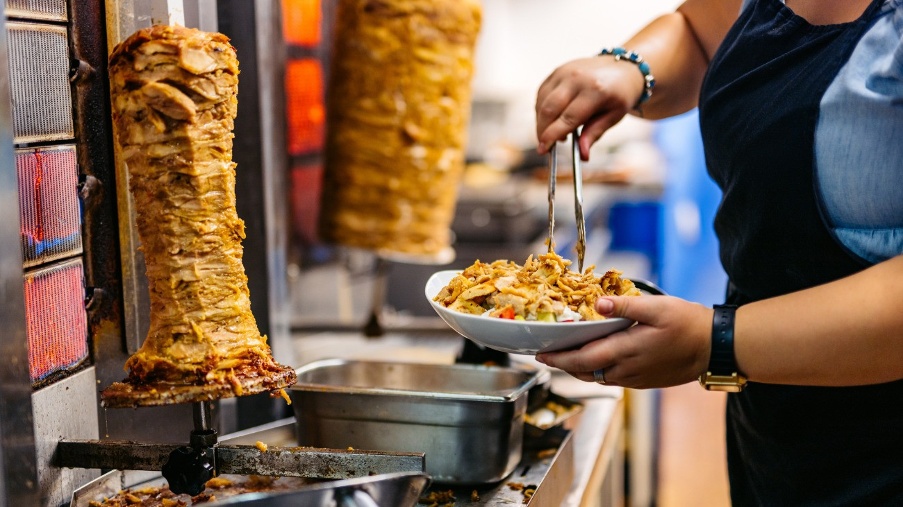 Készül a gyros tál egy étteremben.