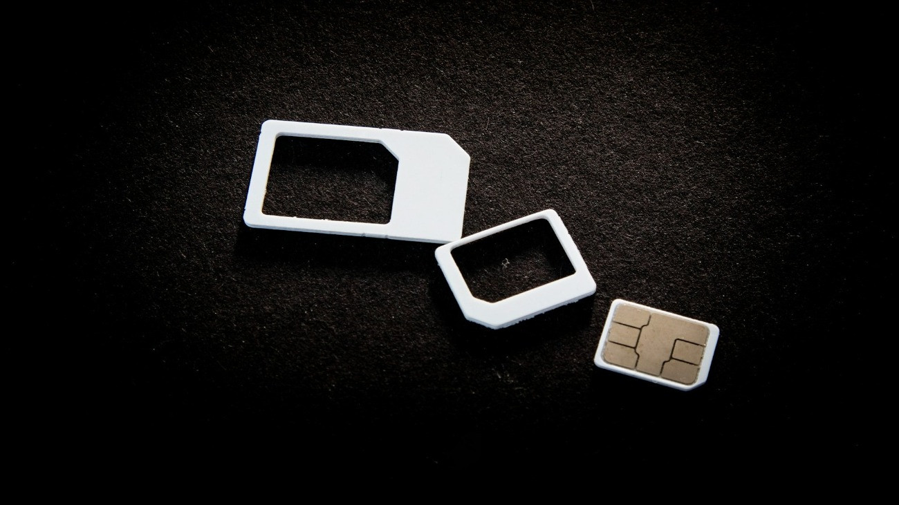 Egy SIM-kártya a különböző adaptereivel.