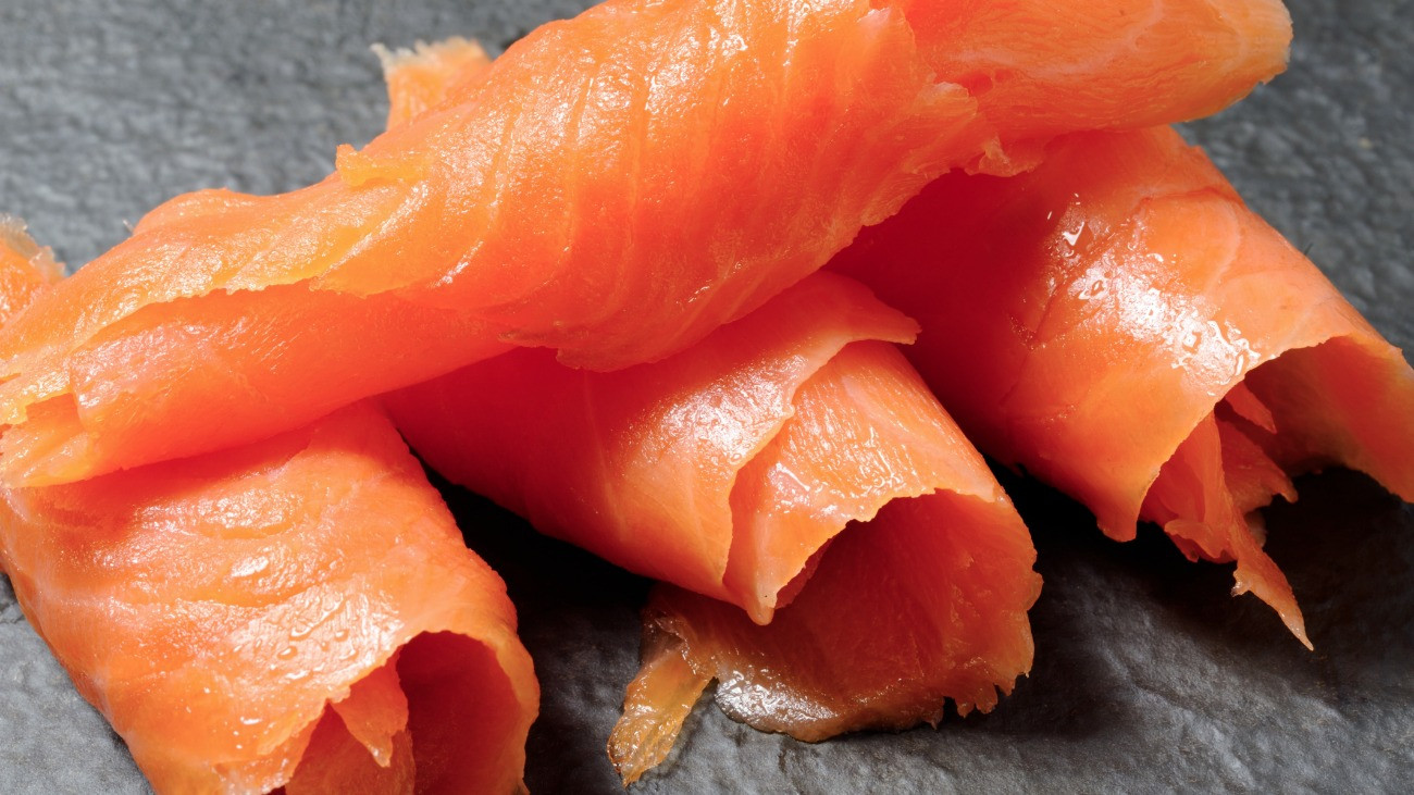 Füstölt lazac felgöngyölve.