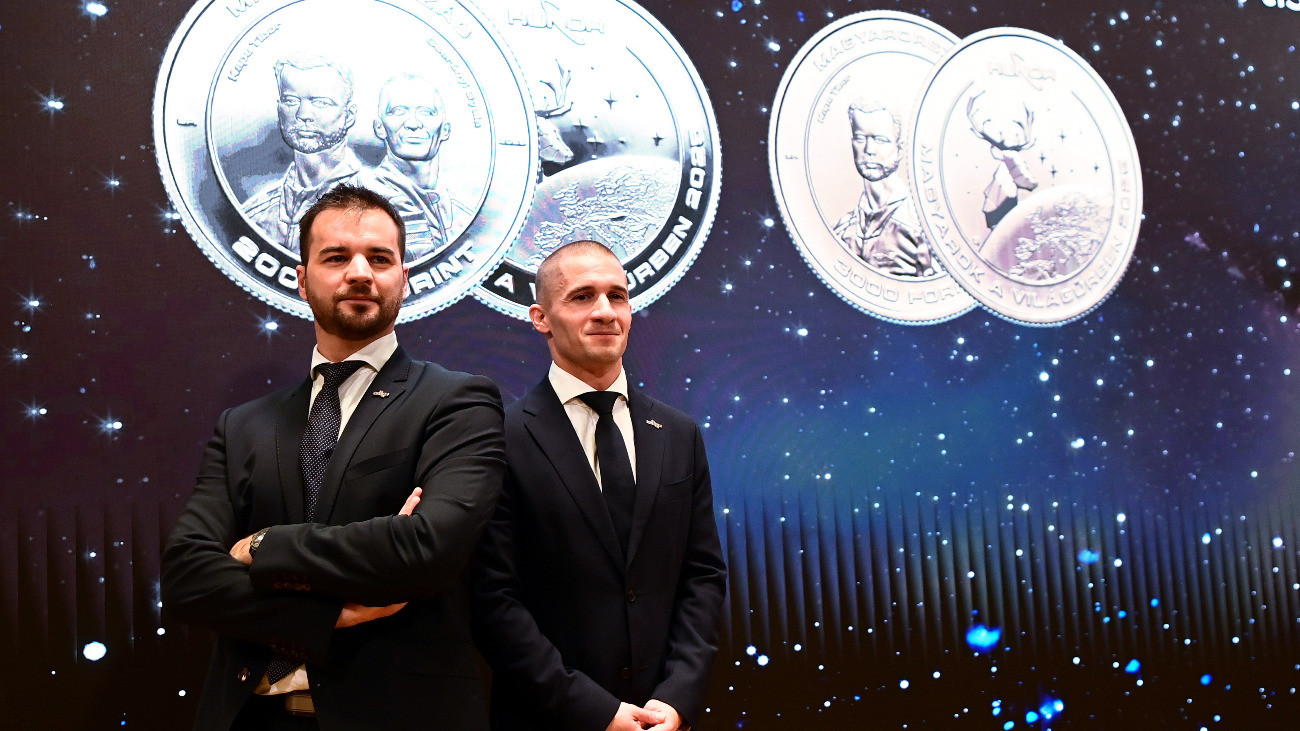 Kapu Tibor kutatóûrhajós (b) és Cserényi Gyula tartalékos kutatóûrhajós a 2025-ös magyar ûrrepülés tiszteletére készült emlékérme kibocsátása alkalmából tartott budapesti ünnepségen a Magyar Nemzeti Bank (MNB) Teátrumában 2025. december 1-jén.