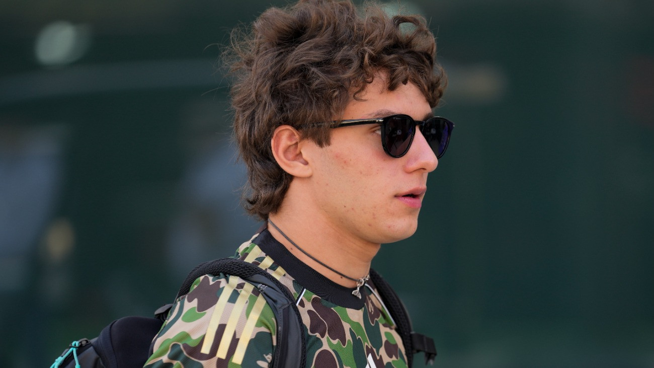 Andrea Kimi Antonelli, a Mercedes olasz versenyzõje a Forma-1-es autós gyorsasági világbajnokság Katari Nagydíjának otthont adó Lusail versenypályán 2025. november 27-én. A futamot november 30-án rendezik.