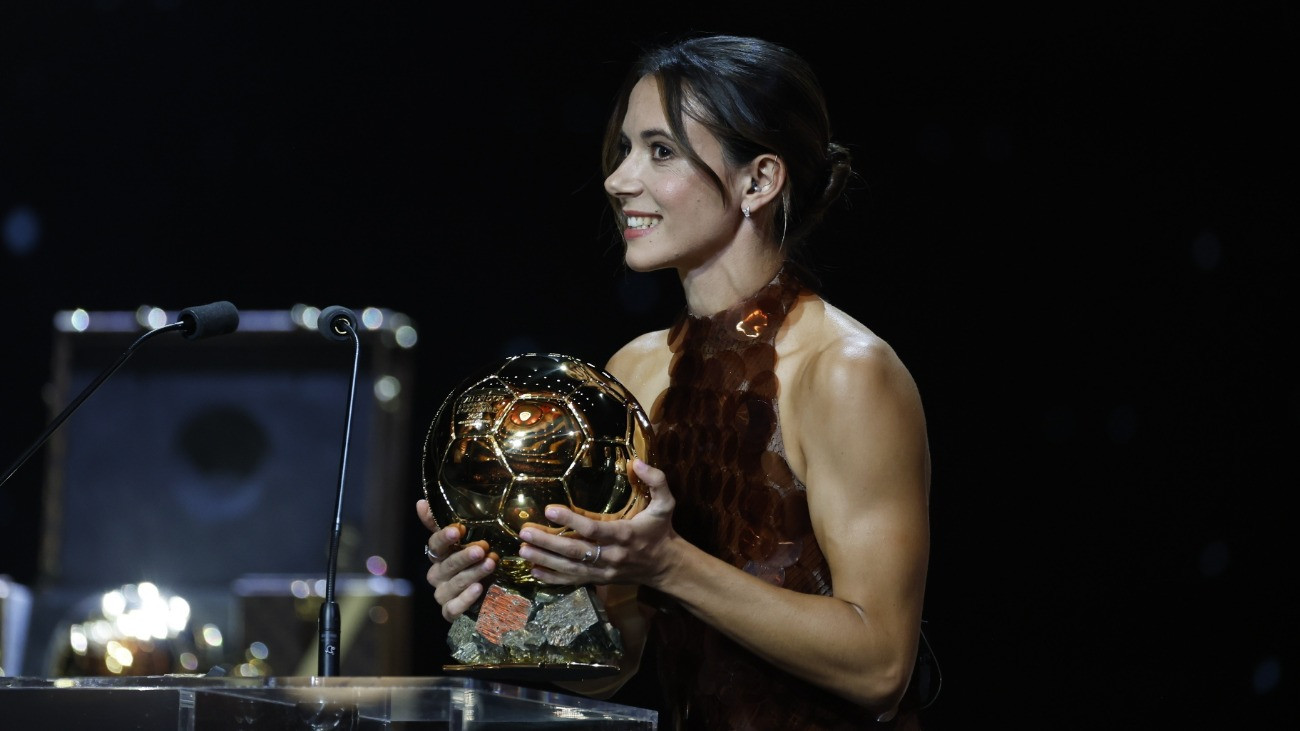 Aitana Bonmatí, a Barcelona nõi csapatának játékosa, miután átvette a legjobb nõi labdarúgónak odaítélt Aranylabdát az Aranylabda átadási ünnepségén a párizsi Chatelet színházban 2025. szeptember 22-én. Az év legjobb labdarúgójának díját a France Football francia szaklap hagyományos évenkénti választásának alapján ítélik oda.