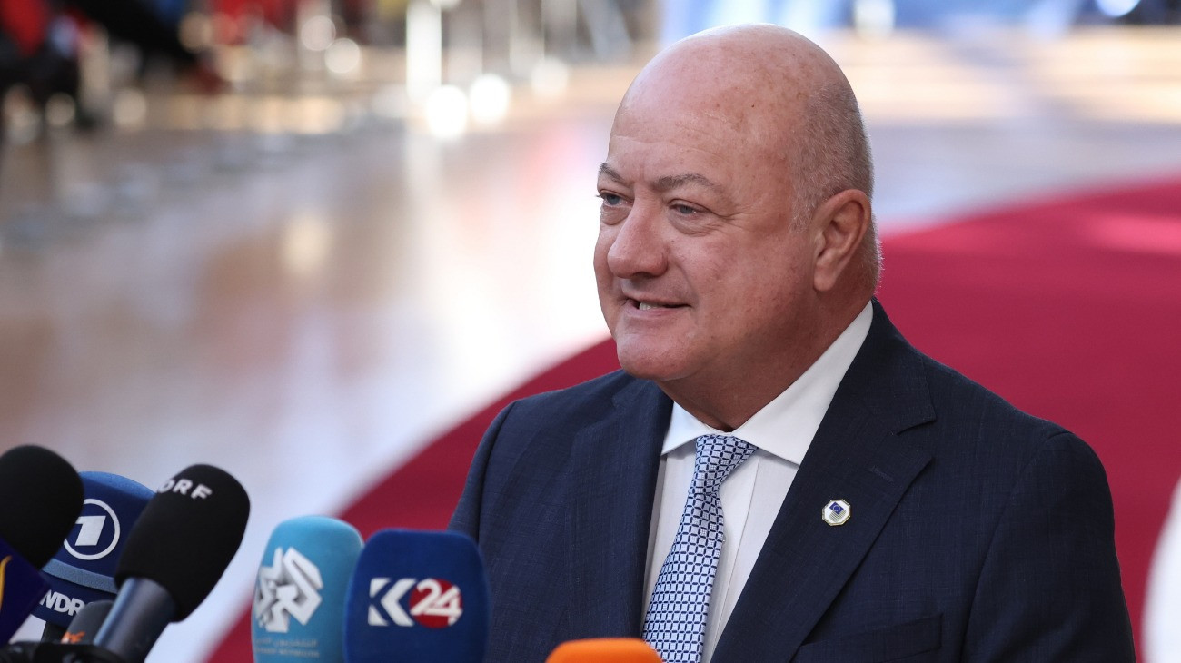 Christian Stocker osztrák kancellár nyilatkozik az Európai Unió rendkívüli csúcstalálkozójára érkezõben az Európai Tanács brüsszeli épületében 2025. március 6-án.