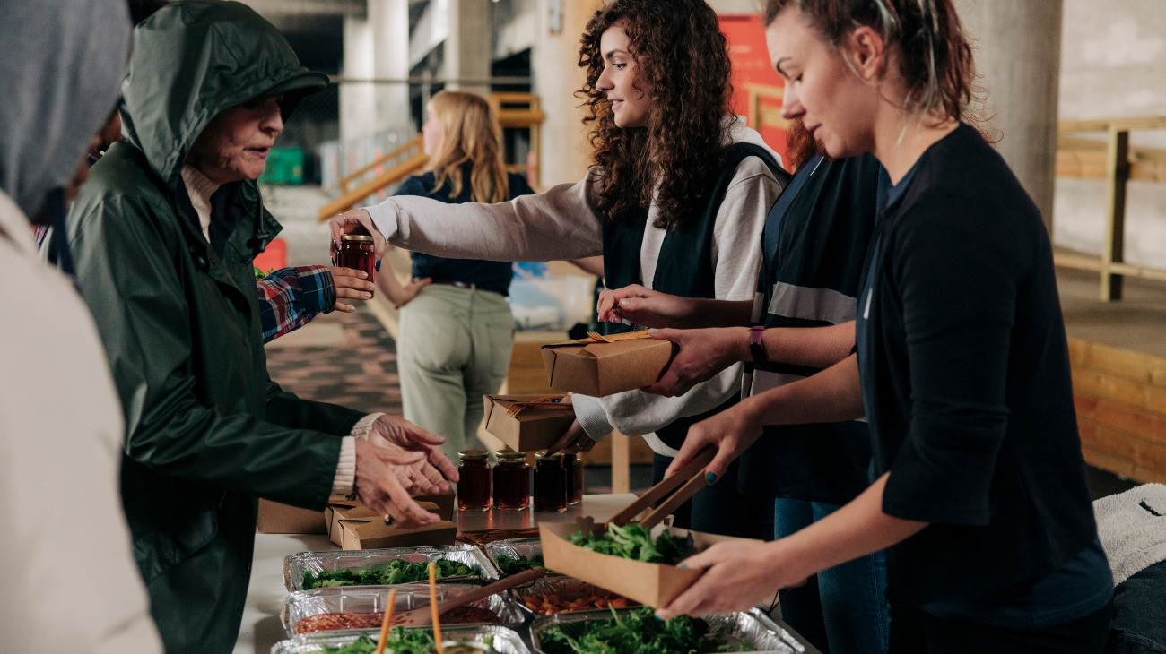 Jótékonysági ételosztás.