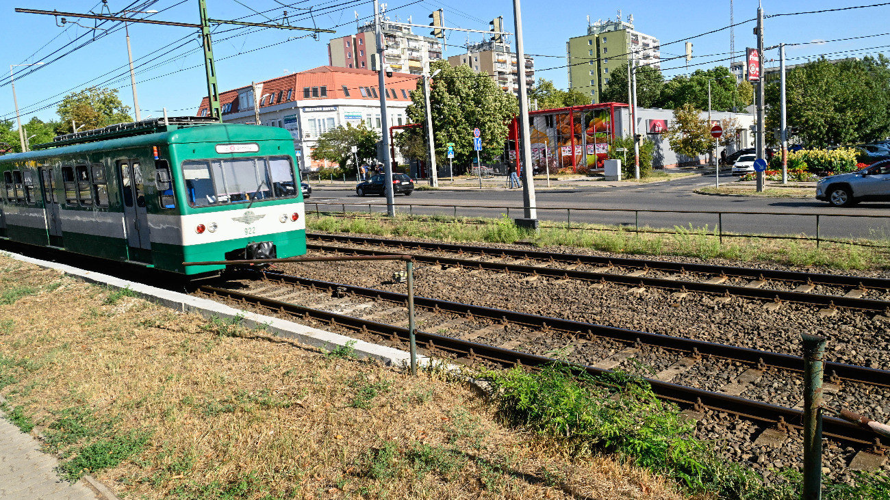 Egy tervezett megálló helyszíne XVI. kerület Veres Péter és a Jókai utca keresztezõdésében a HÉV-vonalak fejlesztésérõl tartott sajtótájékoztató napján, 2025. augusztus 26-án. Megjelent a Gödöllõ-Budapest (H8) és Csömör-Budapest (H9) HÉV-vonalak fejlesztésének, valamint egy új jármûtelep kialakításának tervezésére vonatkozó közbeszerzési hirdetmény.