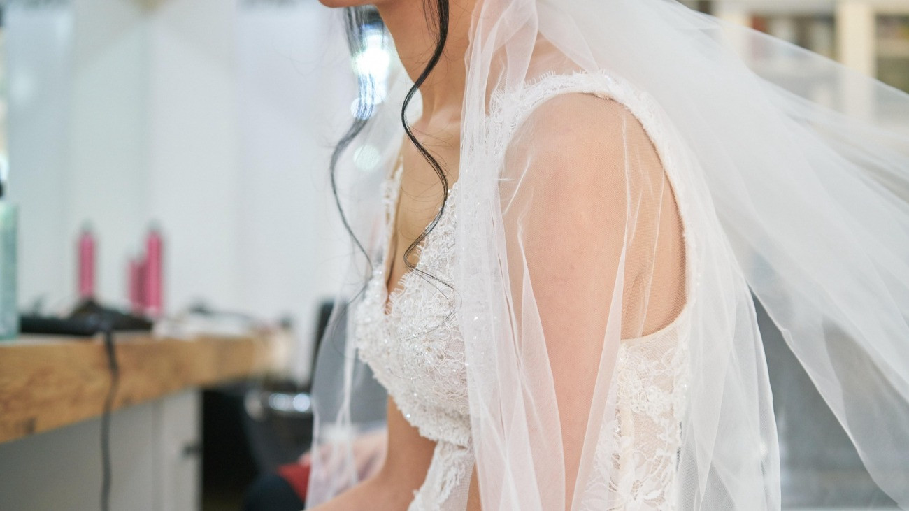 A képen egy menyasszony, akinek a feje nem látható