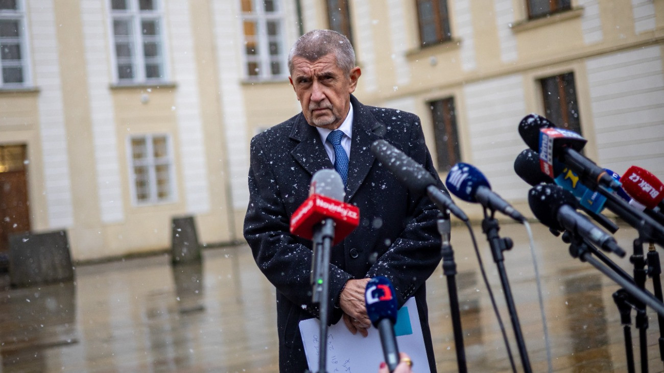 Andrej Babis, az Elégedetlen Polgárok Akciója (ANO) cseh mozgalom kormányalakítási tárgyalásokkal megbízott elnöke nyilatkozik a prágai várban 2025. november 26-án, miután bemutatta miniszterjelöltjeinek névsorát az államfõnek.