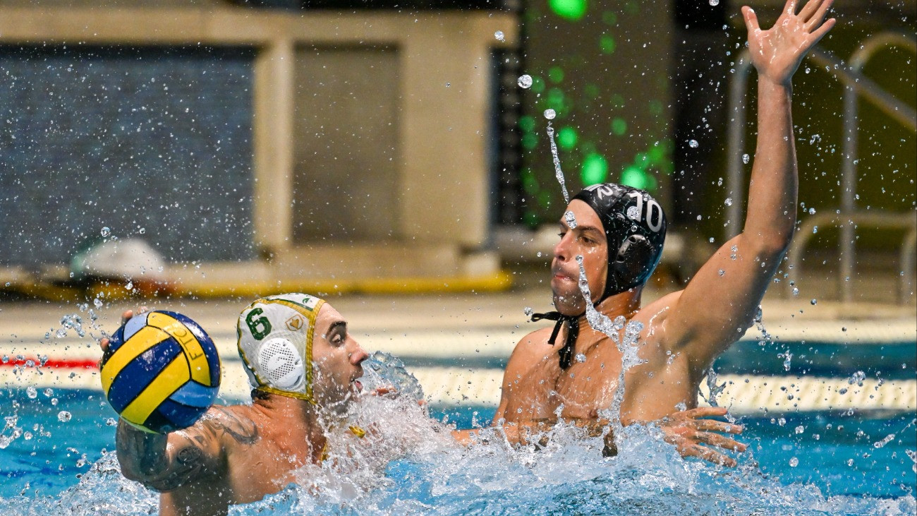 Edoardo Di Somma (b), a Ferencváros és Ante Viskovic, az olasz Brescia játékosa a vízilabda Bajnokok Ligája csoportkörének ötödik fordulójában játszott FTC-Telekom Waterpolo - AN Brescia mérkõzésen a Komjádi Uszodában 2025. december 2-án.