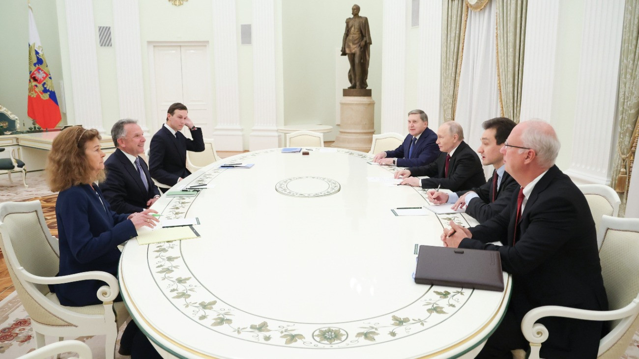 Vlagyimir Putyin orosz elnök (j3) tanácsadóka, Jurij Usakov (j4) társaságában tárgyalást kezd Steve Witkoff-fal, Donald Trump amerikai elnök különmegbízottjával (b2) és Jared Kushnerrel, az elnök vejével és tanácsadójával (b3) Trump ukrajnai béketervérõl a moszkvai Kremlben 2025. december 2-án.