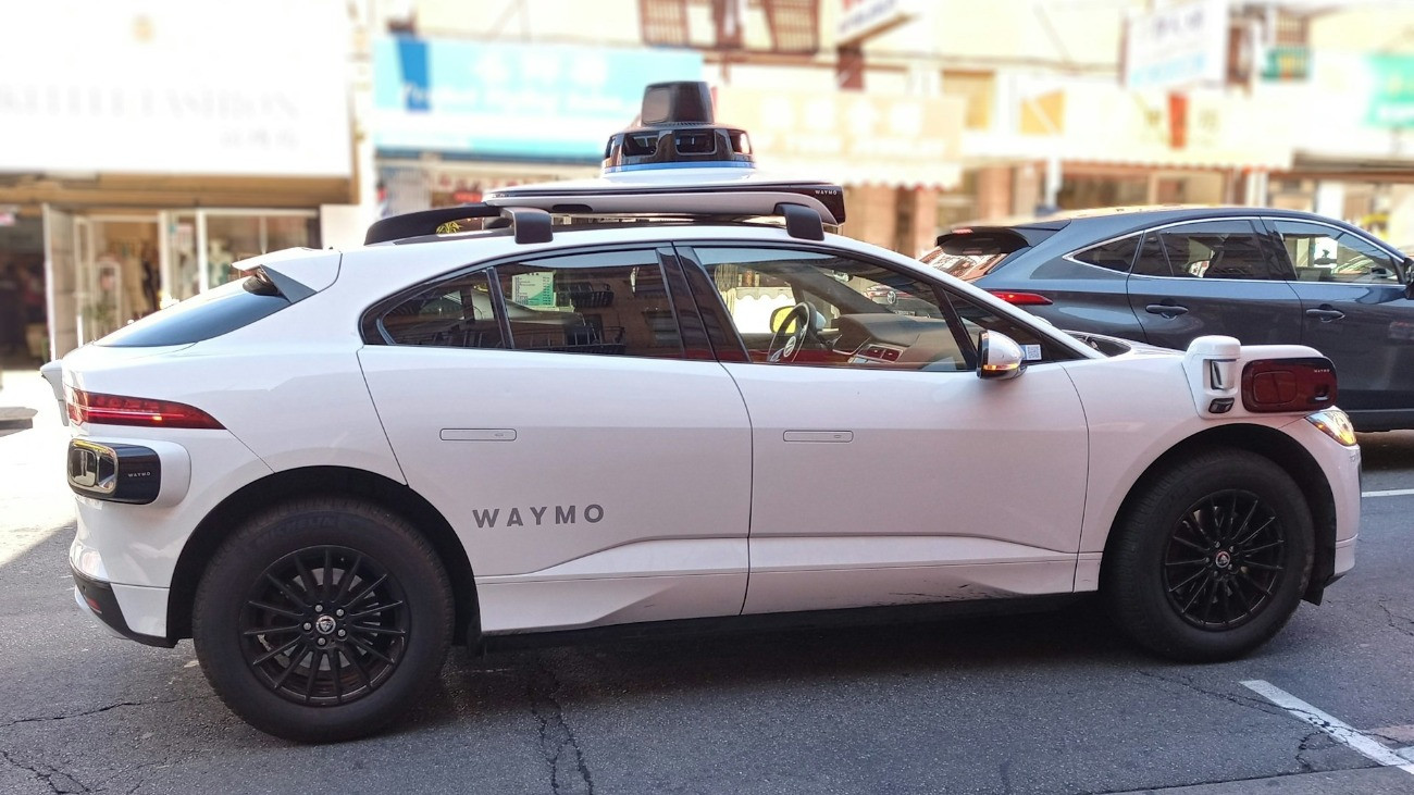 Egy Waymo önvezető taxi.