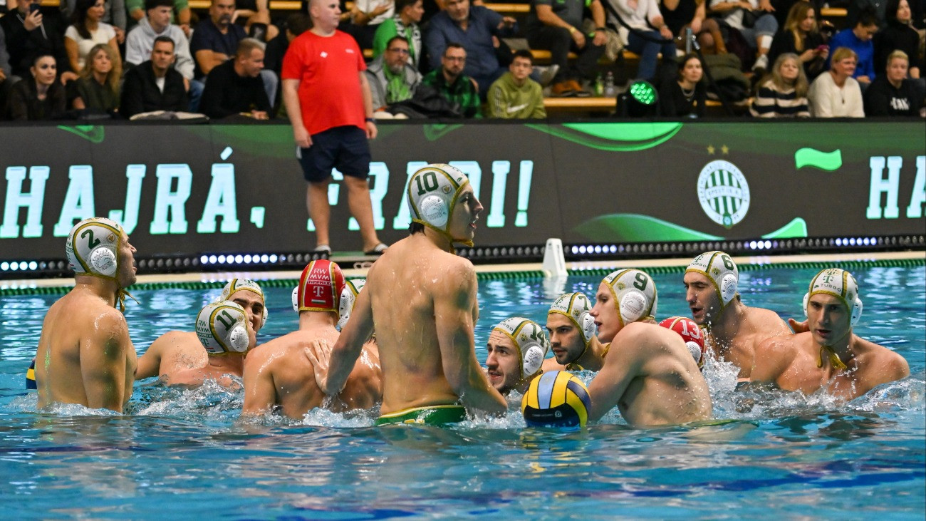 A Ferencváros játékosai a vízilabda Bajnokok Ligája csoportkörének ötödik fordulójában játszott FTC-Telekom Waterpolo - AN Brescia mérkõzés elõtt a Komjádi Uszodában 2025. december 2-án.