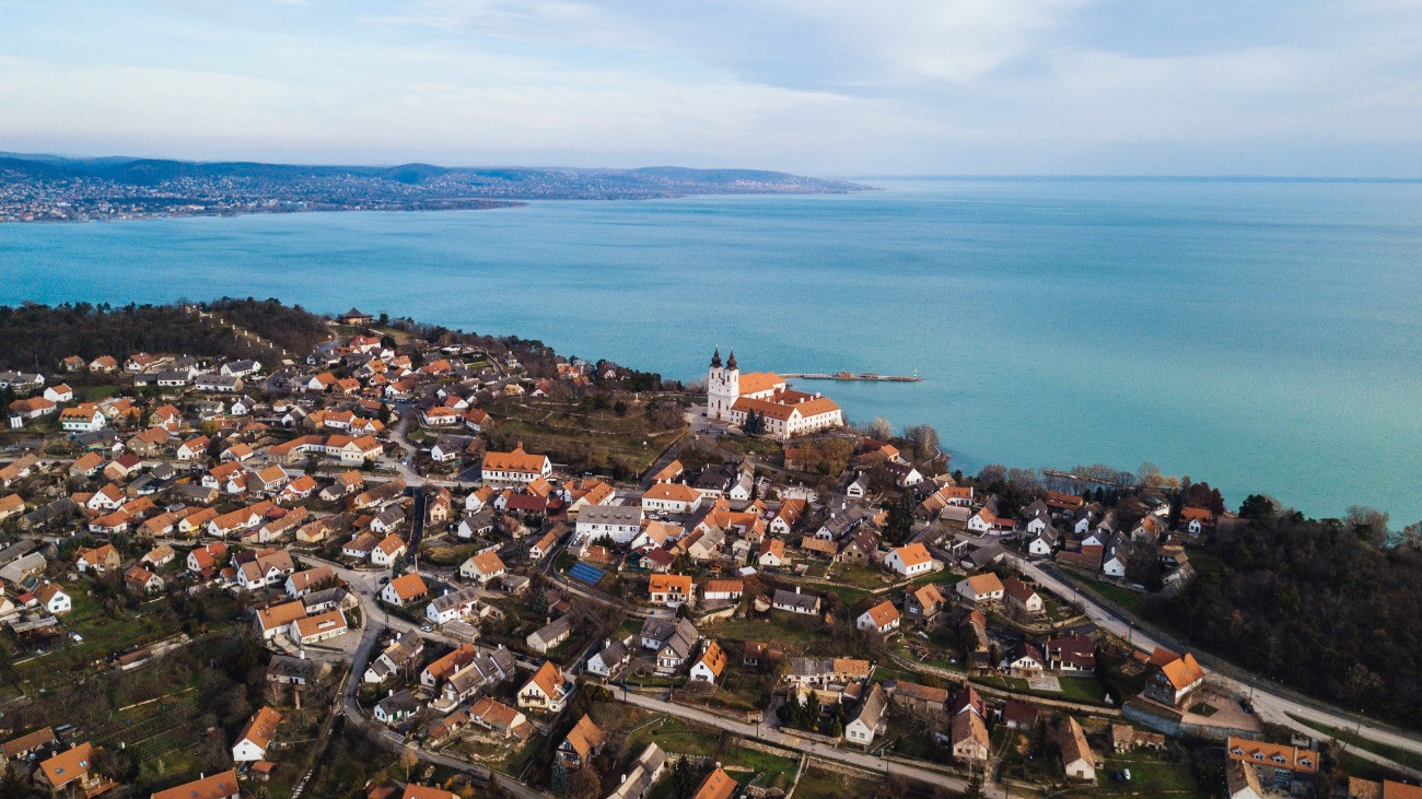 A Tihanyi Apátság a háttérben a Balatonnal, drónról fotózva / Tihany Abbey by the Lake Balaton