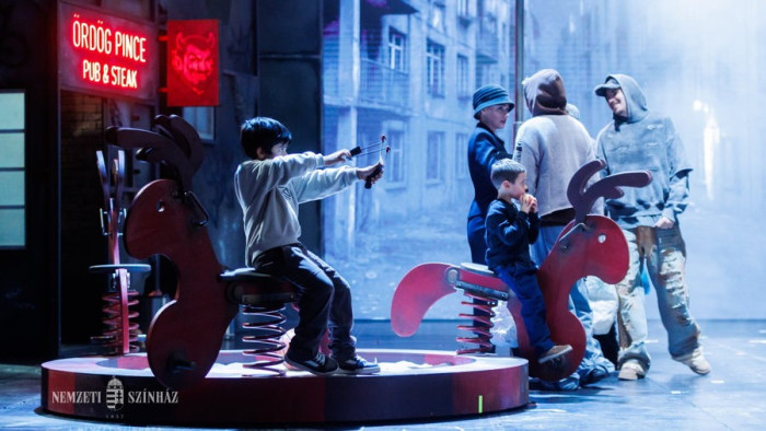 Busó jelmezben rappelnek az ördögök a Nemzeti Színház legújabb, Csongor és Tünde bemutatójában
