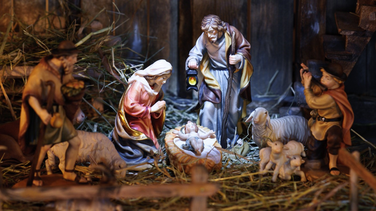 Fából készült, kézzel színezett betlehem.