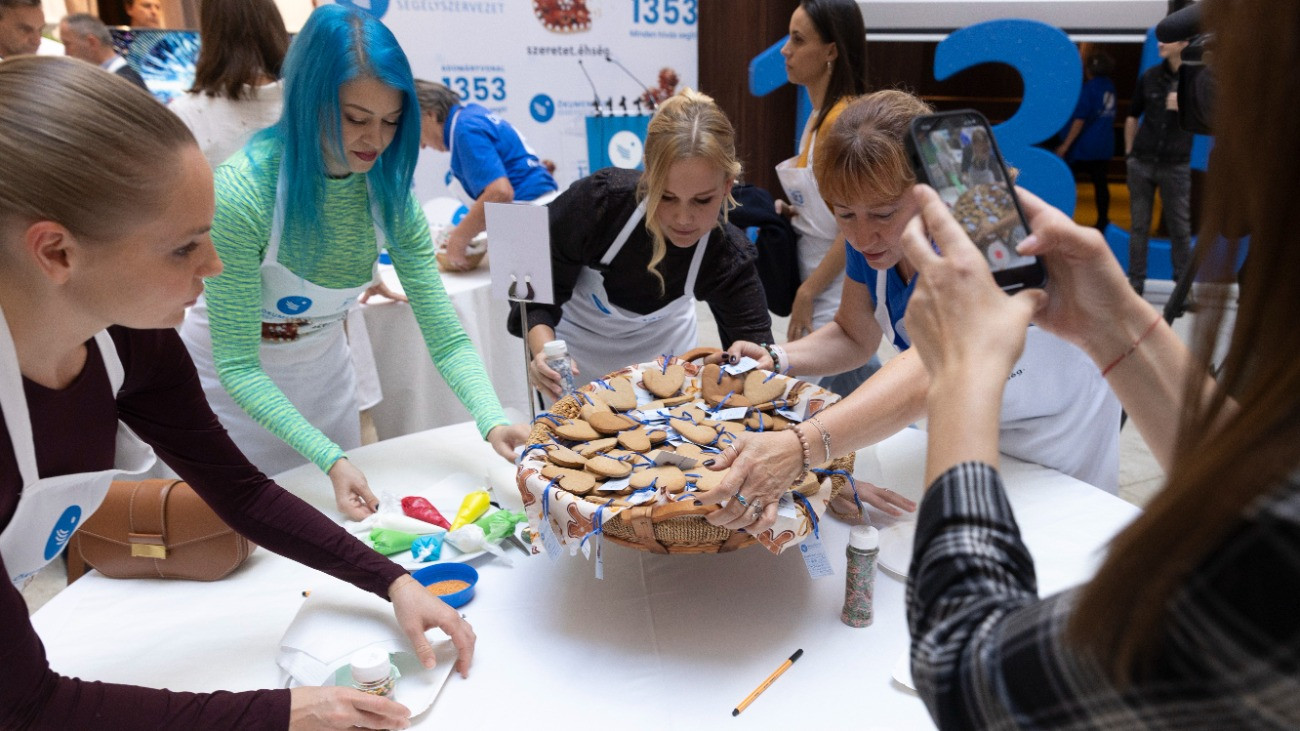 Iszak Eszter mûsorvezetõ (b), Regán Lili lemezlovas (b2) és Kardos Eszter színésznõ (b3) az Ökumenikus Segélyszervezet 30. adventi adománygyûjtésének indításáról tartott budapesti sajtótájékoztatón 2025. november 10-én.