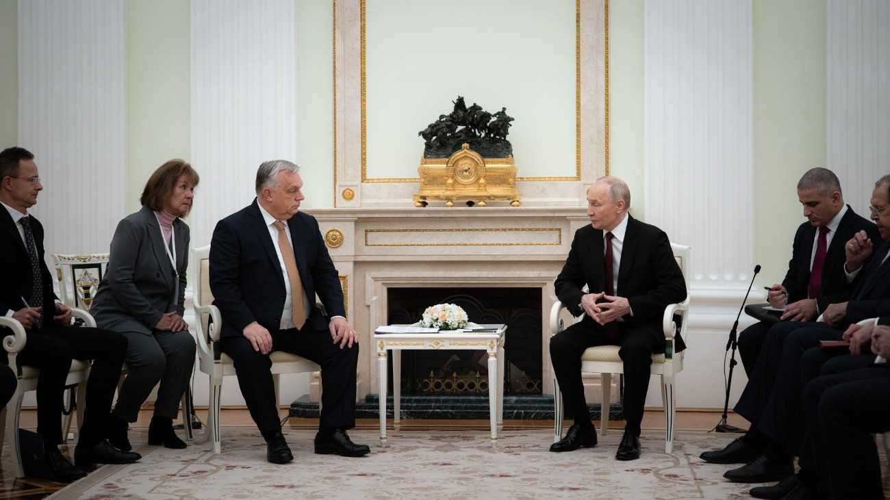 A Miniszterelnöki Kommunikációs Fõosztály által közreadott képen Orbán Viktor miniszterelnök (b3) és Vlagyimir Putyin orosz államfõ (j3) találkozója a moszkvai Kremlben 2025. november 28-án. Balról Szijjártó Péter külgazdasági és külügyminiszter.