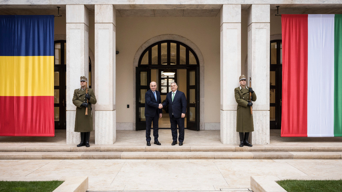 A Miniszterelnöki Kommunikációs Fõosztály által közreadott képen által közreadott képen Orbán Viktor miniszterelnök (j) fogadja Ilie Bolojan román miniszterelnököt (b) a Karmelita kolostorban 2025. december 3-án.