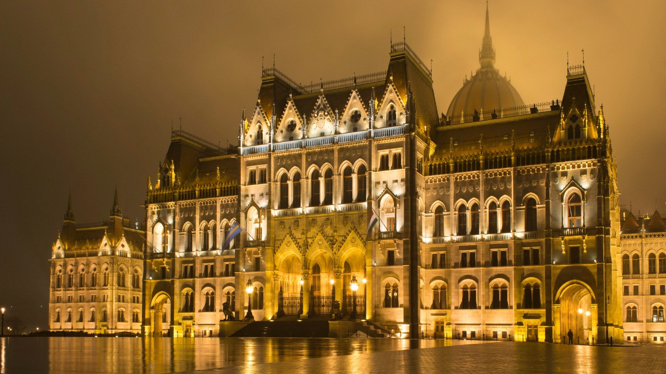A Parlament Kossuth Lajos tér felõli homlokzata esti kivilágításban, egy ködös, esõs estén. MTVA/Bizományosi: Róka László  *************************** Kedves Felhasználó!