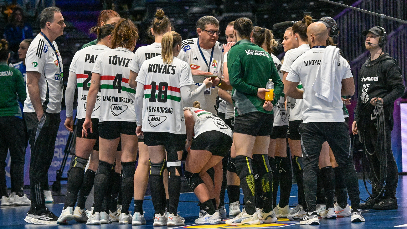 Golovin Vlagyimir szövetségi kapitány (k) a német-holland közös rendezésû nõi kézilabda-világbajnokság középdöntõjének 1. fordulójában játszott Magyarország-Románia mérkõzésen Rotterdamban 2025. december 3-án.