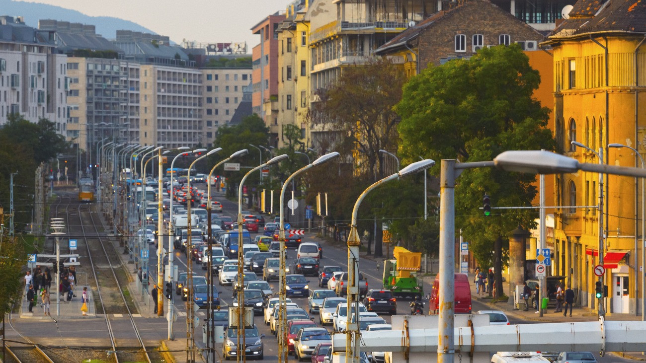 Forgalom, dugó Budapesten.