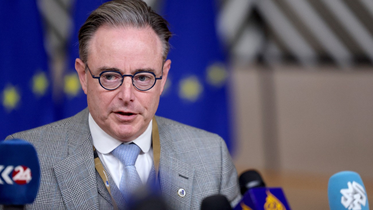 Bart De Wever belga miniszterelnök a sajtó képviselõinek nyilatkozik az EU-tagországok állam-, és kormányfõinek csúcstalálkozóján Brüsszelben 2025. október 23-án.