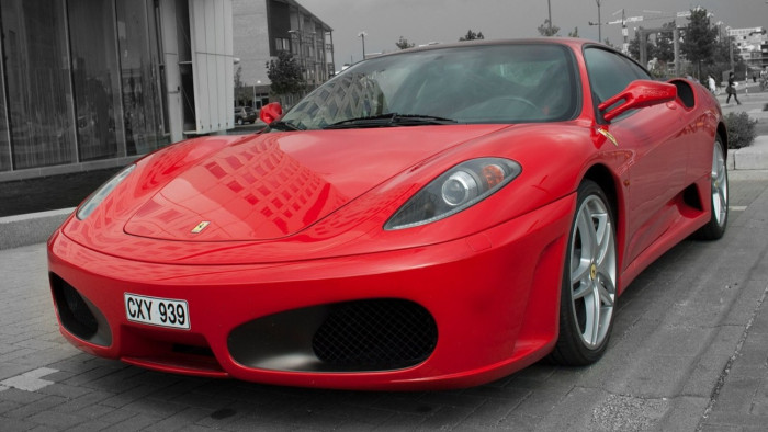 Nem kapott garázst a Ferrarijának a társasházban, felparkolta a teraszra – videók