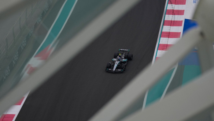 F1: baleset szakította meg a szabadedzést Abu-Dzabiban – videó