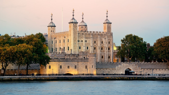 Botrány a londoni Towerben: sütis támadás érte a koronát