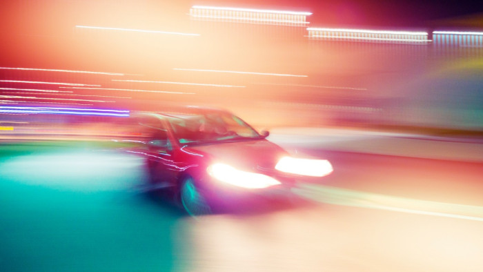 A szembejövő autót és egy házfalat is letarolt a driftelő sofőr – videó