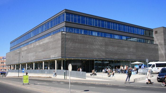 Lövések egy forgalmas bevásárlóközpontban, elfogták a 19 éves gyanúsítottat Oslóban